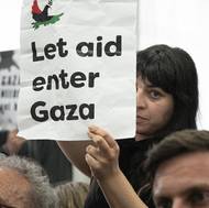 Na debatě se objevilo několik propalestinských podporovatelů.