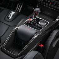 Absence loketní opěrky šetří hmotnost.