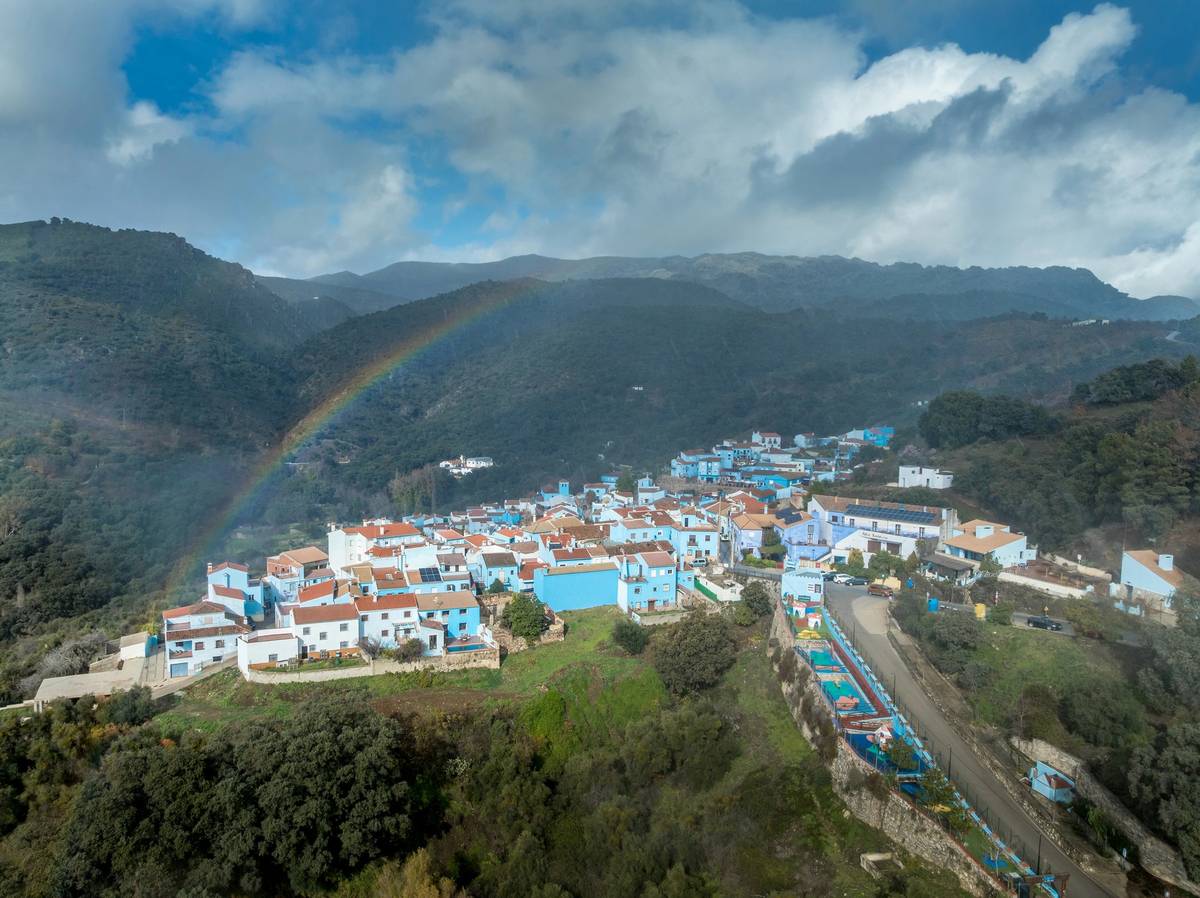 Vše začalo před 14 lety filmovou premiérou. Vesnice Júzcar byla do té doby tradičně bílá, modrá barva a spojení s filmem sem ale nalákaly tolik turistů, že si obyvatelé v referendu rozhodli, že modří zůstanou.