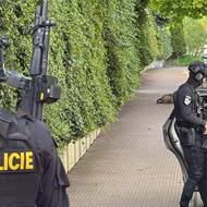 Policie dorazila k vyjednávání s ozbrojeným mužem na pražském Zličíně.