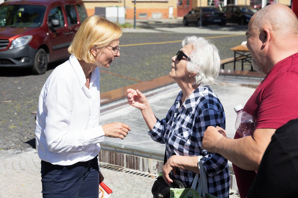 Kateřina Konečná se s každým pozdravila.