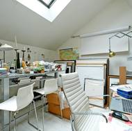 „Když jsem kdysi dostal tip na půdy určené k prodeji, tak jsem si to tu vyhlédl a ve spolupráci s architektem nakreslil podle svého. Opravdu tu byly hromady trusu od holubů a čekalo mě tu spousta práce.“