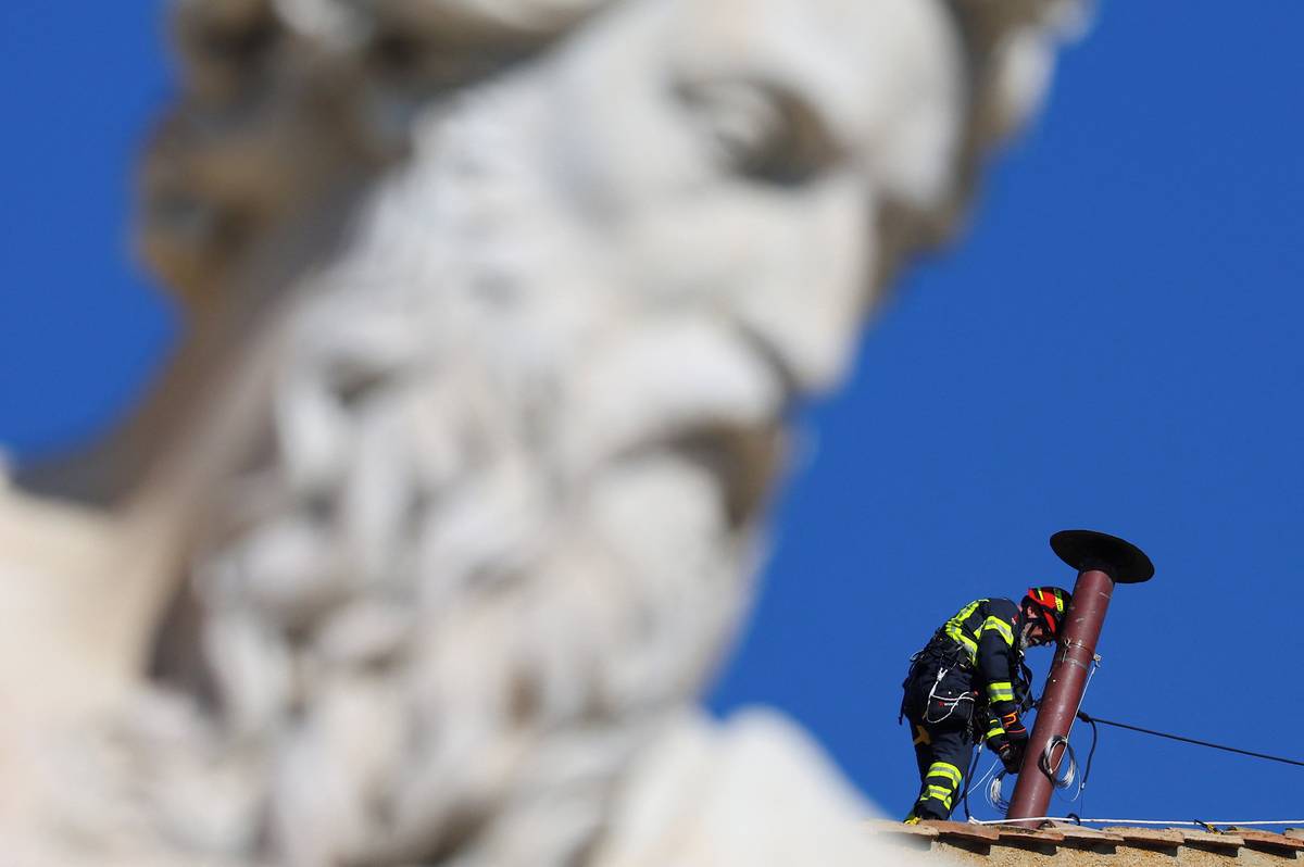 Poprvé se konkláve konalo v Sixtinské kapli po smrti papeže Sixtuse IV. v roce 1484. Od té doby proběhlo i na jiných místech, stálou lokací se stalo až od roku 1878.