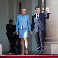 Nový prezidentský pár střídá předchozího prezidenta Francoise Hollanda v Elysejském paláci, květen 2017.