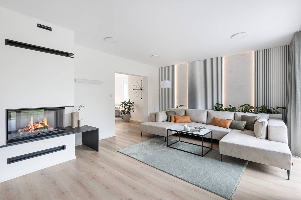 Dlažbu v celém přízemí nahradil vinyl v dekoru dubu.