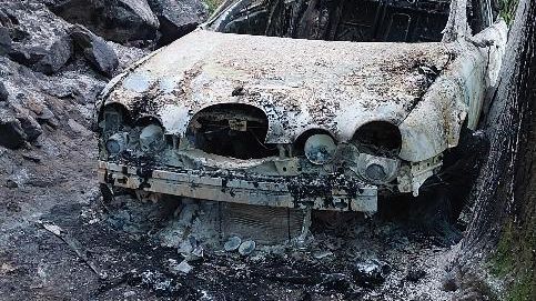 S ukradeným Jaguarem zapadl v lese na Písecku. Když nemohl jet dál, zapálil ho