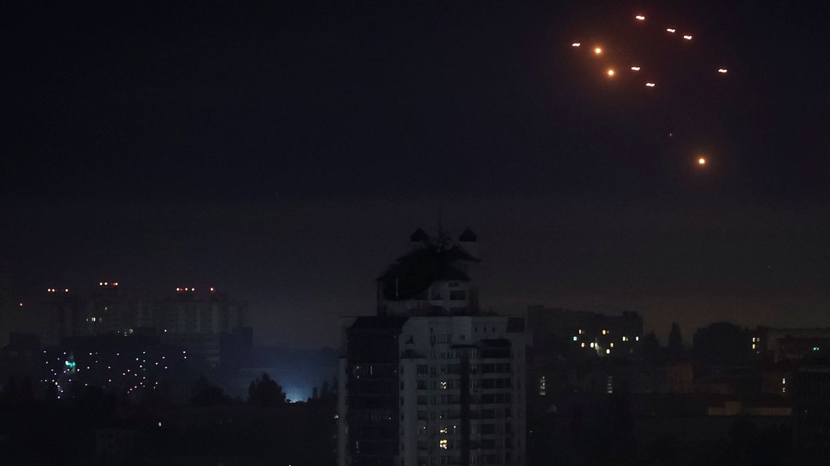 Poplach byl v noci skoro po celé Ukrajině. Rusko znovu poslalo stovky dronů
