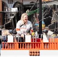 Ostrou zábavou je vodní bitva v pirátské zátoce. Současně na vodě projíždí několik lodí, které proti sobě střílí z vodních kanónů. Zároveň však na ně mohou mířit také kolemjdoucí ze souše, takže většinou posádka lodi skončí úplně mokrá.