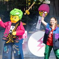 Jelikož je park zaměřený hlavně na děti, koná se v jedné části hudební show.