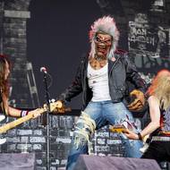 Baskytarista Steve Harris a kytarista Janick Gers tváří v tvář Eddiemu