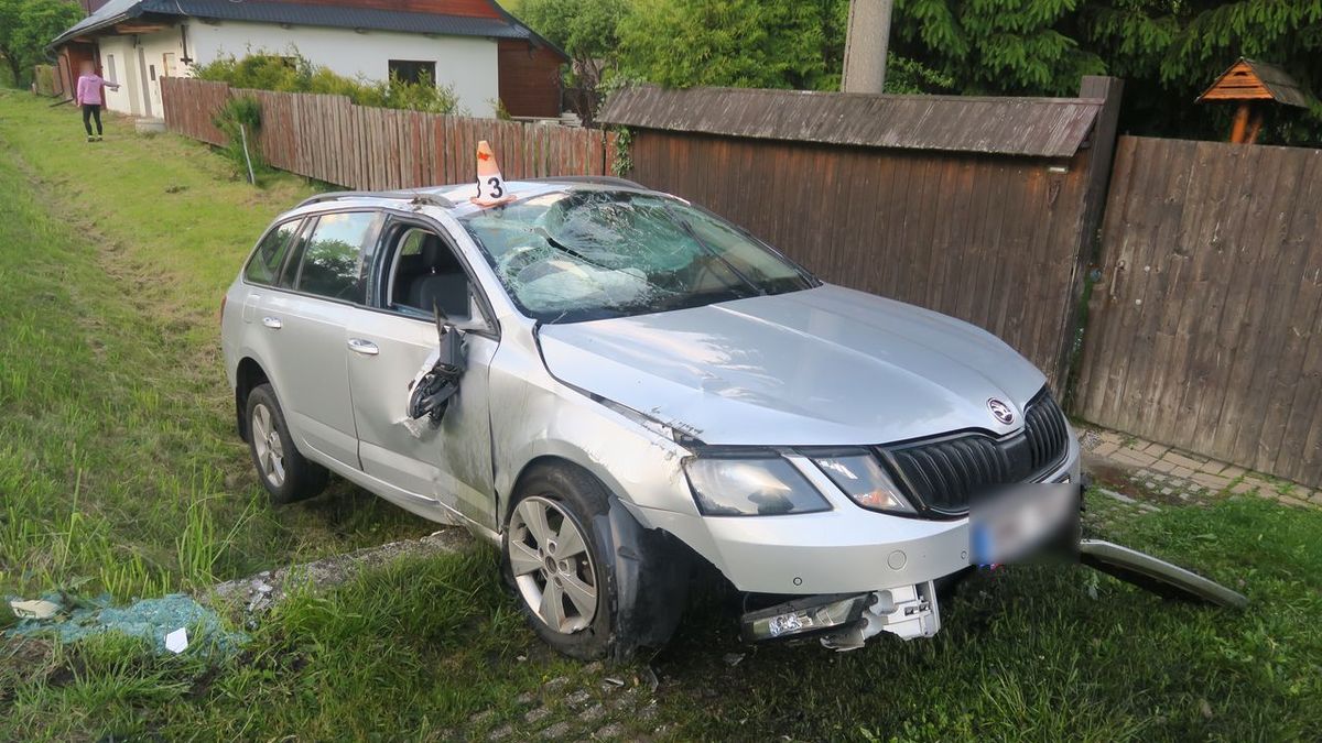 Po oslnění sluncem udělal řidič na Šumpersku se škodovkou kotrmelec