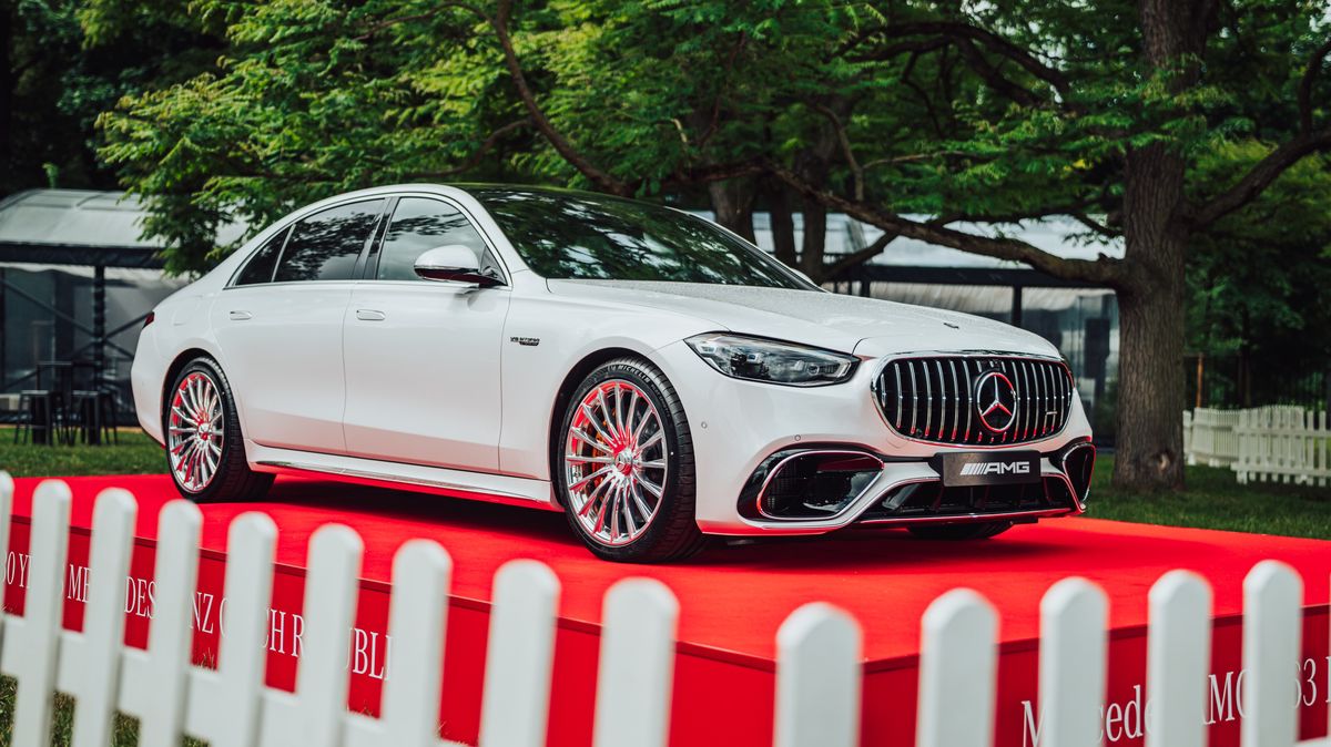 Deset luxusních mercedesů je k mání s vyšitým lvem a trikolorou. České zastoupení slaví 30 let