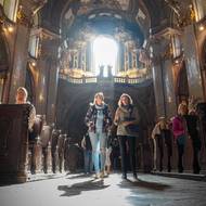 Hned po otevření dopadaly do interiéru kostelu sv. Mikuláše odpolední sluneční paprsky, které tvořily nádhernou kulisu.