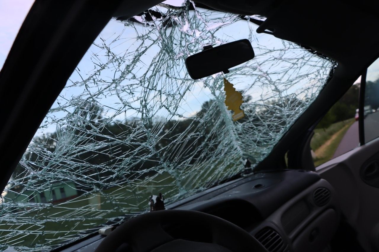 Năm người bị thương trong vụ va chạm xe tại Benešovsku. Một trong những tài xế đã uống rượu