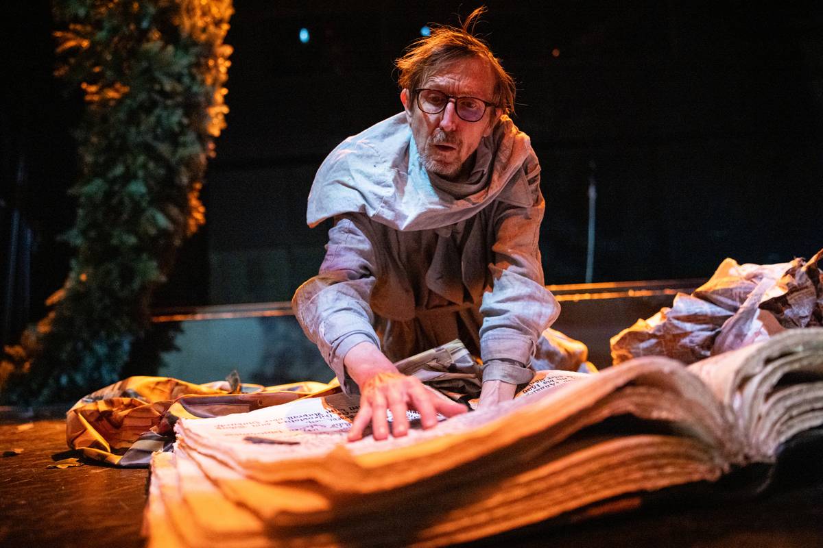 Vladimír Javorský jako Don Quijote v inscenaci Don Quijote. Pustá země