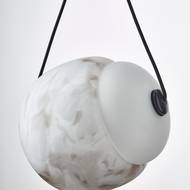 Kolekce svítidel Capsula. Základem každého svítidla je ručně foukané sklo, které tvoří stínidlo s tvarem kapsle v čiré nebo matované verzi. Světlo je vyzařováno z inovativní integrované LED trubice.