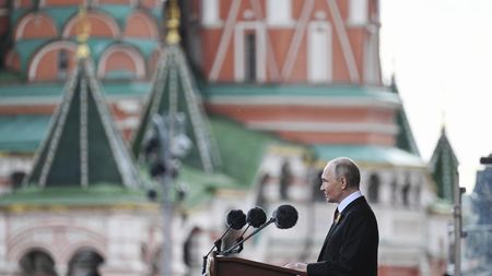 Operaci na Ukrajině podporuje celý národ, prohlásil Putin na velké přehlídce v Moskvě