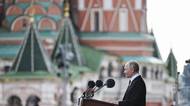 Operaci na Ukrajině podporuje celý národ, prohlásil Putin na velké přehlídce v Moskvě