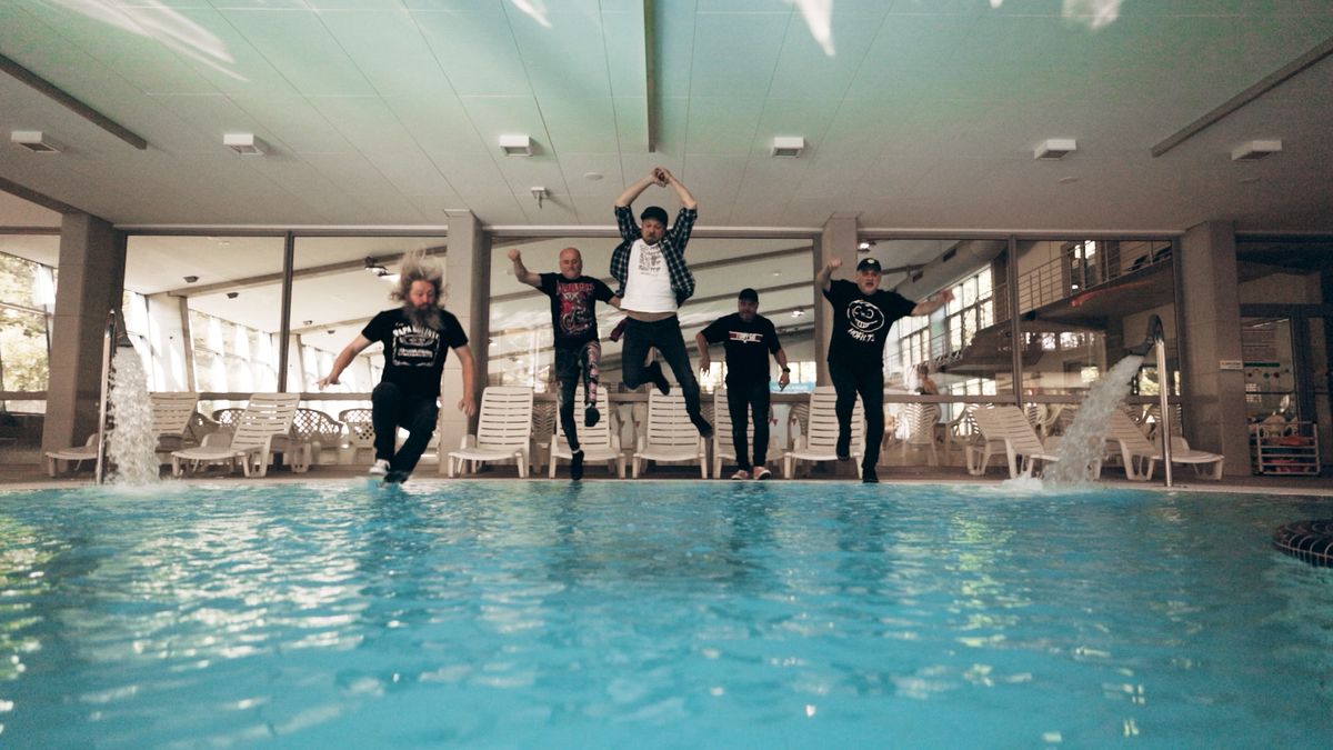 V novém klipu skupiny Harlej všichni slaví, je poctou fanouškům