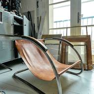 Konstrukci křesla našel vyhozenou u popelnice v roce 1986. „Vzal jsem kus kůže a ručně jsem ji k ní přišil. Od té doby se mnou putuje a sedělo v něm mnoho slavných lidí.“