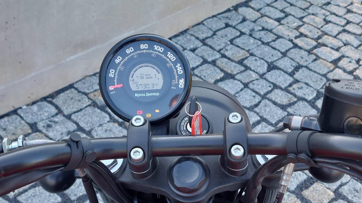 Analogový budík je jednoduchý a dobře čitelný, ukazuje i zařazený převodový stupeň.