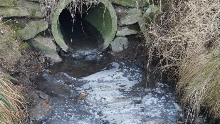 Město nechává vypouštět splašky na mužův pozemek. Soudy to řeší už 14 let