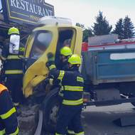 Řidič nákladního vozu utrpěl vážná zranění. 