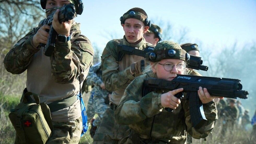 Rusové vycvičili na válku už 900 ukrajinských dětí z Doněcka