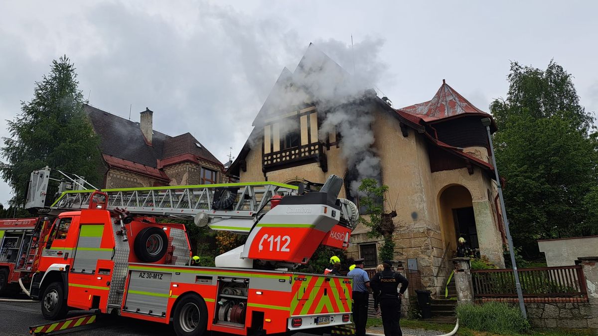 V hořícím domě v Jablonci nad Nisou objevili hasiči mrtvou seniorku