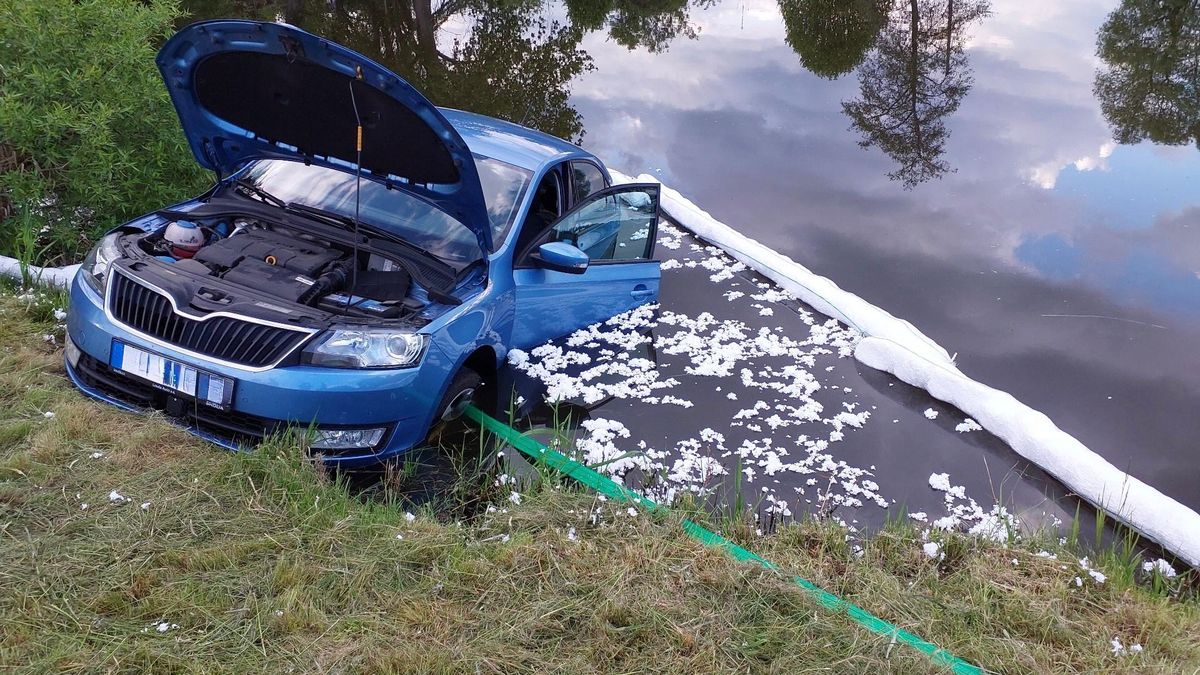 Po nehodě dvou vozidel na Karlovarsku skončilo jedno v rybníku