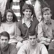 Patnáctiletý Emmanuel Macron (druhý zprava v horní řadě) na střední škole La Providence ve městě Amiens. V roce 1993 se zde potkal s Brigitte Trogneux, která zde učila. Podle francouzských médií byl Macron na svůj věk už velmi vyspělý a raději se bavil s učiteli než se svými vrstevníky.
