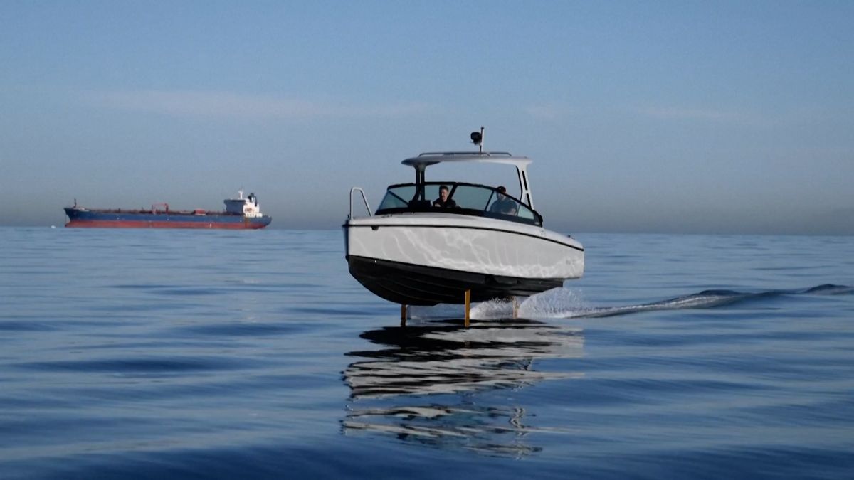 Elektrická loď „přeletěla“ přes Gibraltarský průliv, náklady na plavbu byly mizivé