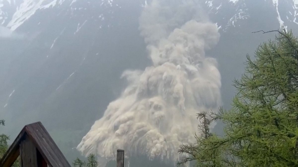 Švýcarskou vesnici zasypala ledovcová lavina, pohřešuje se jedna osoba