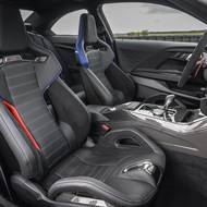 Sedadla jsou výrazně tvarována.