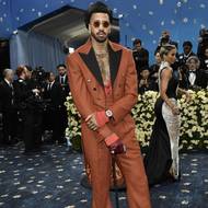 Profesionální šermíř Miles Chamley-Watson vsadil na šik oblek se sexy obnaženým dekoltem, který doplnil jednou koženou rukavičkou a hůlkou namísto kordu.