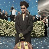 Rapper Bad Bunny patří na Met Gala mezi stálé hosty. Letos ho oblékla značka Prada.