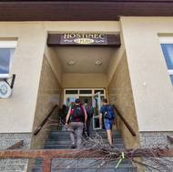 Hostinec U Plhů v Kojčicích je cílem řady turistů, někteří se zde zastavují kvůli spojení s filmem Marečku, podejte mi pero! 