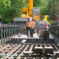 Demontáž Bailey Bridge v Třebíči komplikovalo technikům to, že původně stavebnicový most při poslední rekonstrukci svařili. 