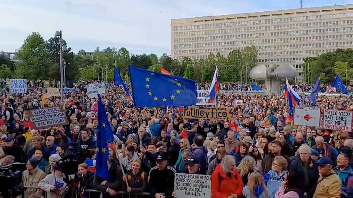 Mohutná demonstrace v Bratislavě. Slováci protestují proti Ficově cestě do Moskvy
