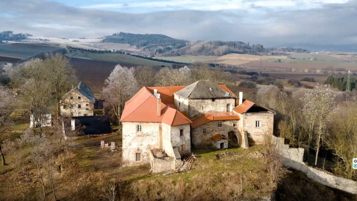 Zpustlý hrad pomáhají zachránit studenti Západočeské univerzity