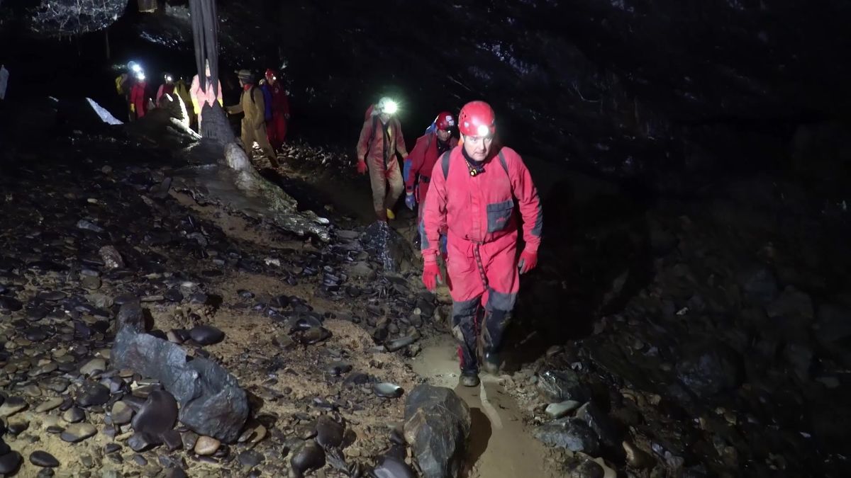 Dva dny tajemným podzemím. Speleopotápěči chystají nejextrémnější jeskynní traverz v ČR