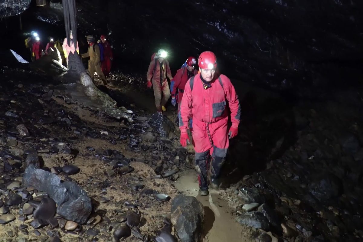 Dva dny tajemným podzemím. Speleopotápěči chystají nejextrémnější jeskynní traverz v ČR  