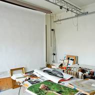 Půdní prostor byl zvednutím stropu proměněn na fotoateliér s bytovým zázemím.