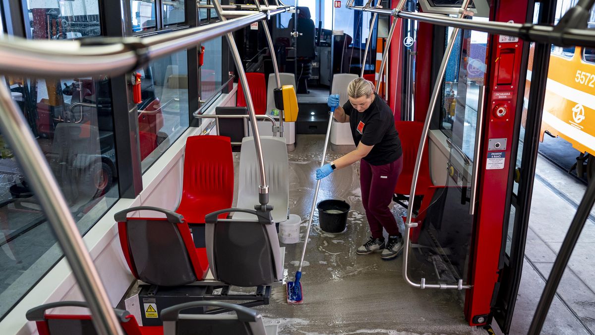 FOTO: Čistění tramvají do posledního madla. Generální úklid chrání cestující třeba před žloutenkou