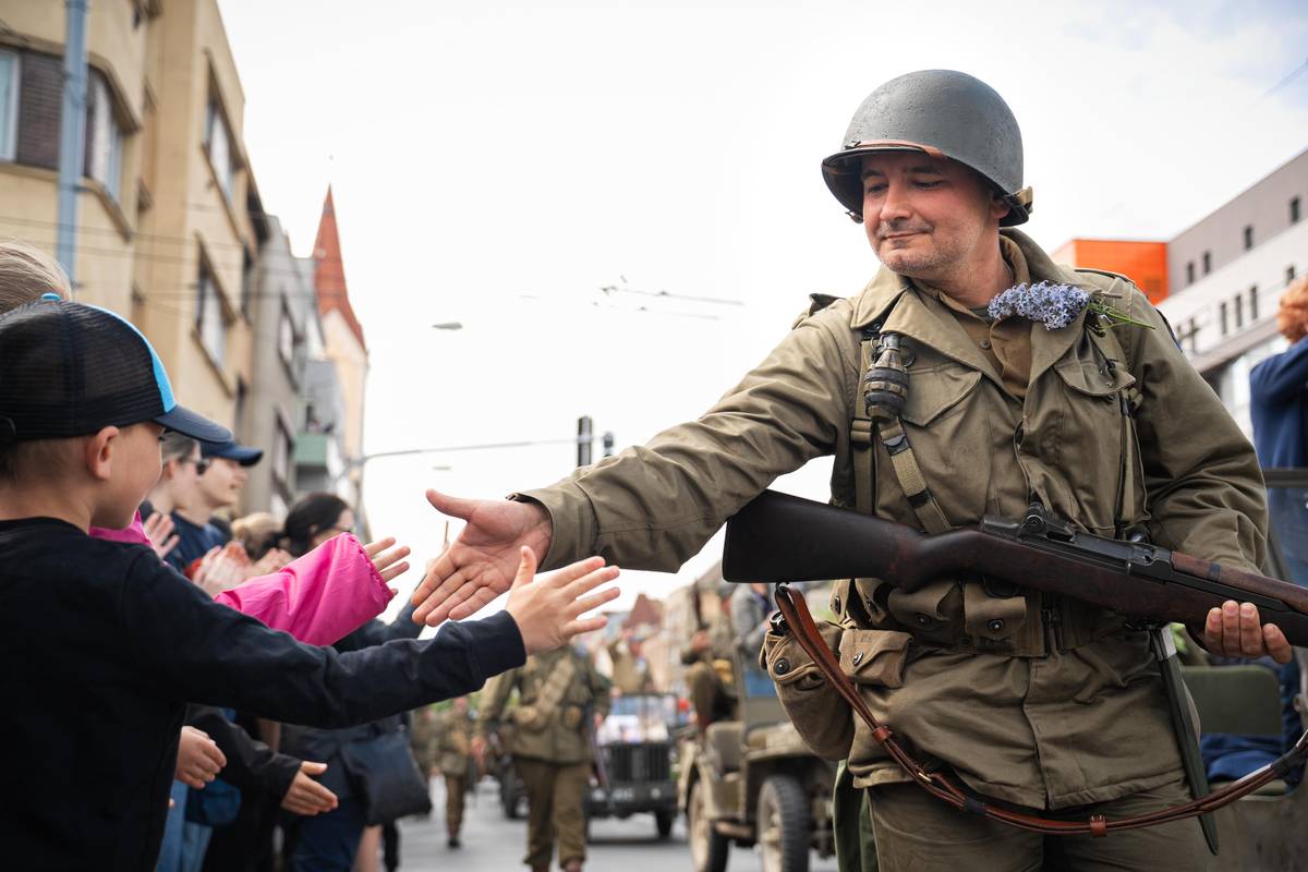 Někteří vojáci si plácali s přihlížejícími dětmi, kterým to udělalo obrovskou radost.