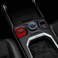 Pohled na otočný volič převodovky a přepínač režimů pro jízdu terénem.