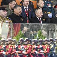 Vladimir Putin a Si Ťin-Pching sledují jednotku z Myanmaru