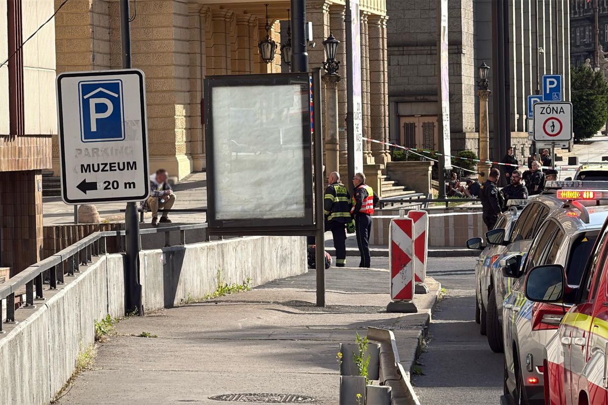 Muž v centru Prahy vyhrožuje skokem z garáží