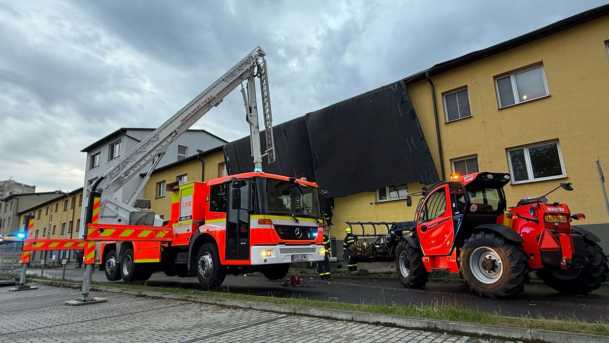 Větrná smršť v Ostravě strhla střechu domova pro seniory