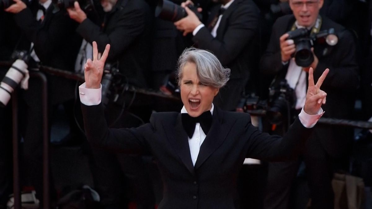 Ve stylu Andie MacDowellové: V Cannes zářila ve smokingu a s krátkým účesem